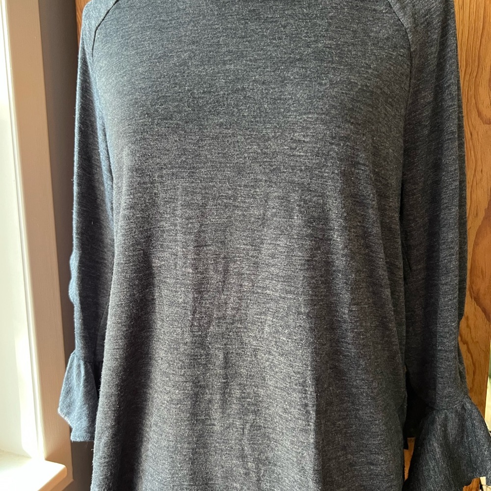 Reserved Banana Republic 3/4 sleeve top. Crew neck. Ruffled sleeve. - Picture 10 of 13